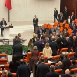 Meclis yine karıştı: DEM partililer ve AKP’liler arasında tartışma