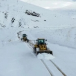 Van kar altında: 446 yerleşim yerinin yolu kapandı