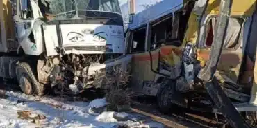 Van'da kaza: Yolcu minibüsü ile kamyon çarpıştı - a w128815 01