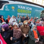 Van Büyükşehir Belediyesi Daire Başkanı AKP seçim çalışmalarında - Selma Bicek