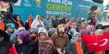 Van Büyükşehir Belediyesi Daire Başkanı AKP seçim çalışmalarında - Selma Bicek