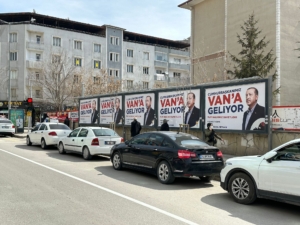 Van'da Cumhurbaşkanı Erdoğan’ın posterleri YSK kararıyla kaldırılacak
