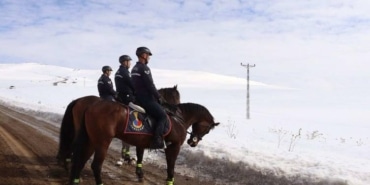 Van’da atlı birlikleriyle mülteci operasyonu - atli birlik