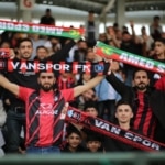 Belediye Eş Başkanları Vanspor maçında davul-zurnayla karşılandı