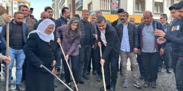 Van’ın seçilmiş belediye eş başkanları Zeydan ve Şedal sokakları temizledi